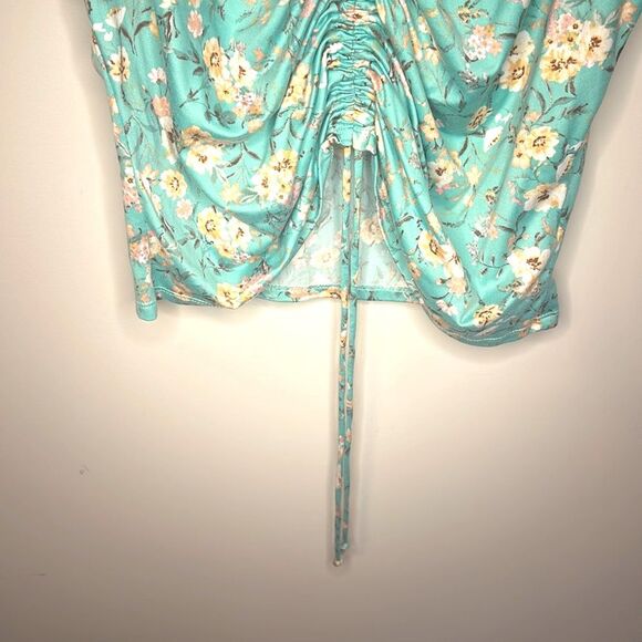 Floral Crop Top with Fitted Sleeves and Pull/Cinching in the Front XL - Picture 4 of 5